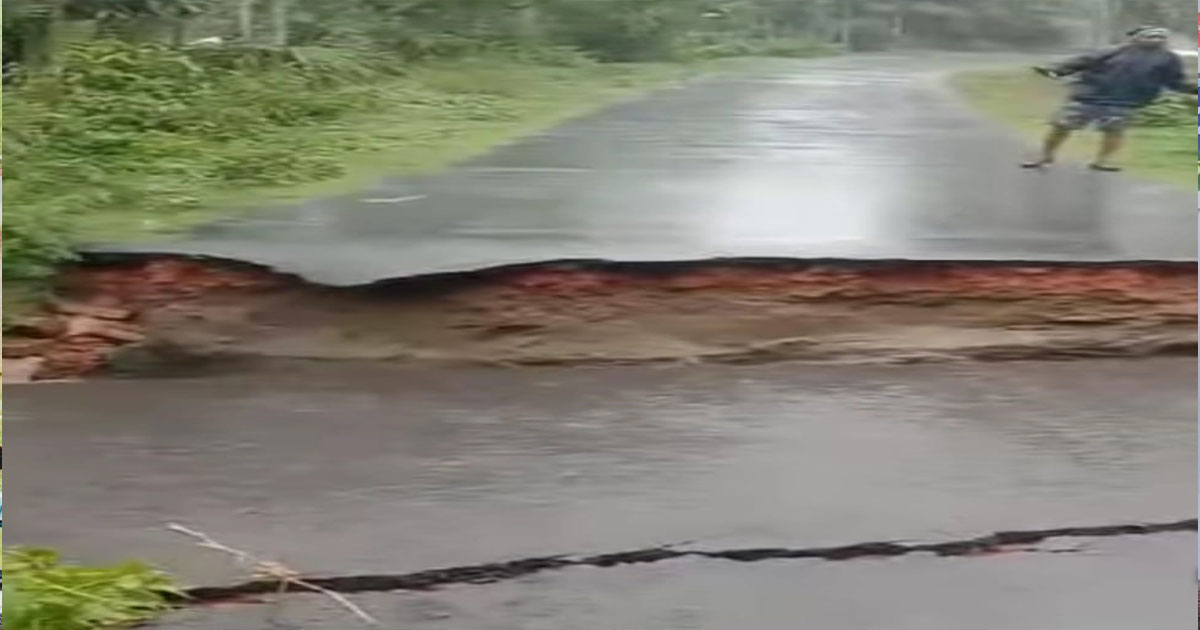 অতিবৃষ্টিতে ধসে পড়েছে ব্রিজ , ২০ গ্রামের মানুষের দুর্ভোগ