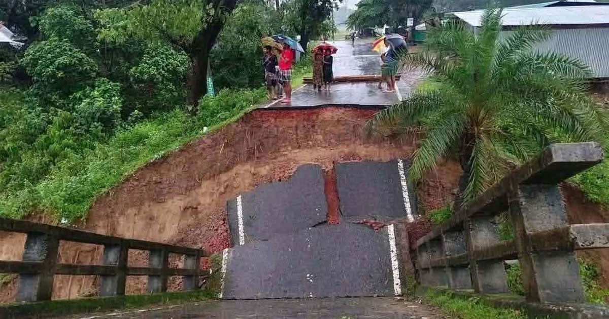 ধসে পড়েছে সেতু, বান্দরবান ও রাঙ্গামাটি সড়ক যোগাযোগ বিচ্ছিন্ন