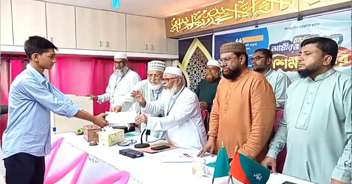 মা-তিন বোন হারানো সিফাতকে শফিকুর রহমানের পক্ষ থেকে ২ লাখ টাকা সহায়তা