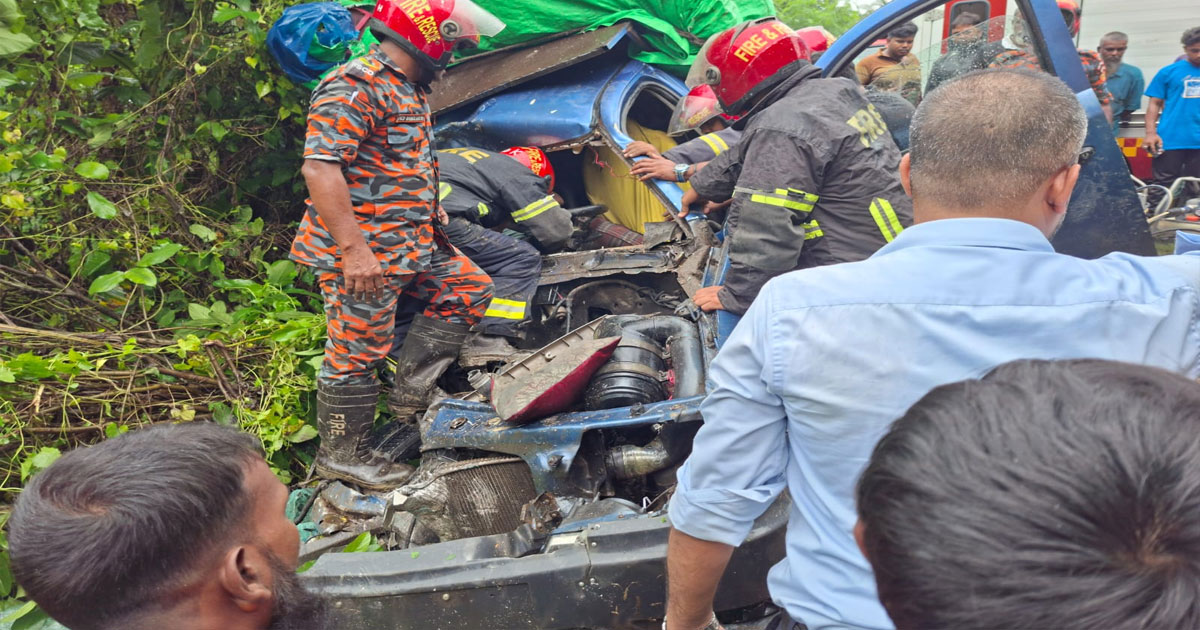 কালুখালীতে বাস-ট্রাক-পিকআপের ত্রিমুখী সংঘর্ষ, গুরুতর আহত ৩
