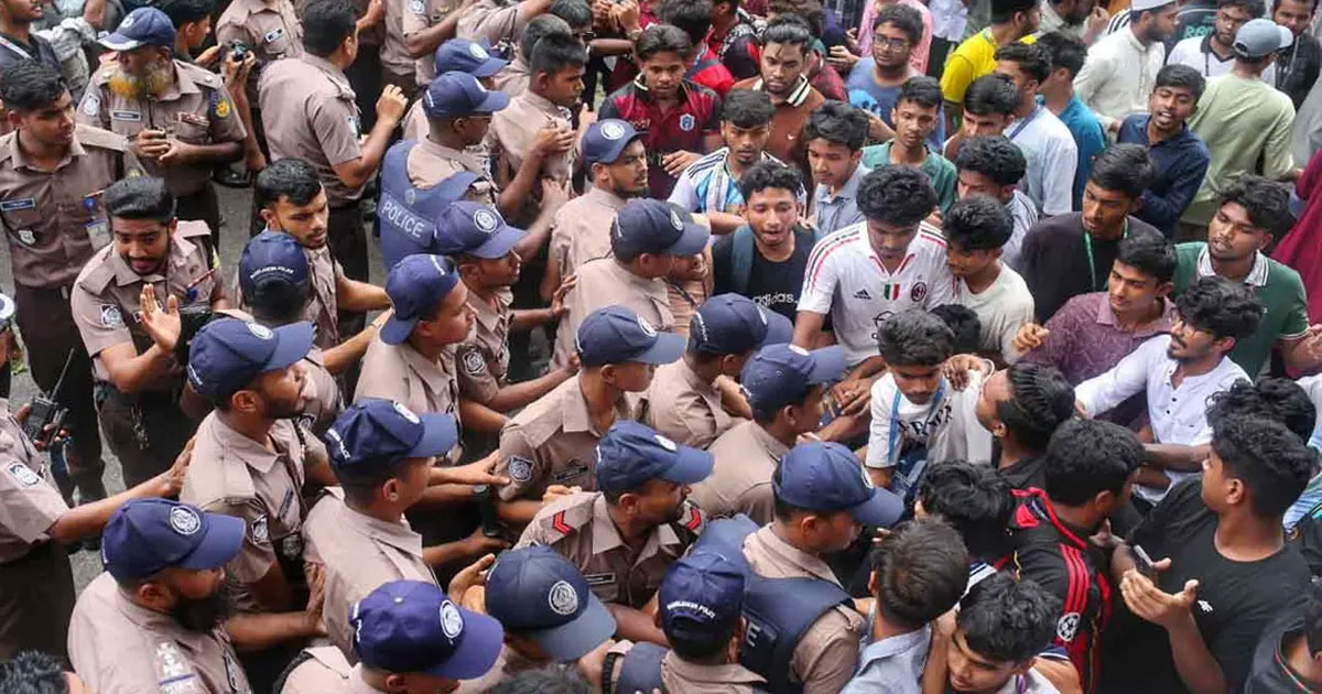 শিক্ষামন্ত্রীর পদত্যাগ দাবিতে শিক্ষা ভবনমুখী শিক্ষার্থীদের মিছিল, পুলিশের বাধা