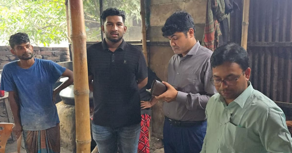 বগুড়ায় অস্বাস্থ্যকর পরিবেশে নিষিদ্ধ রাসায়নিক ব্যবহার করে ফুচকা তৈরি, মালিকের জেল