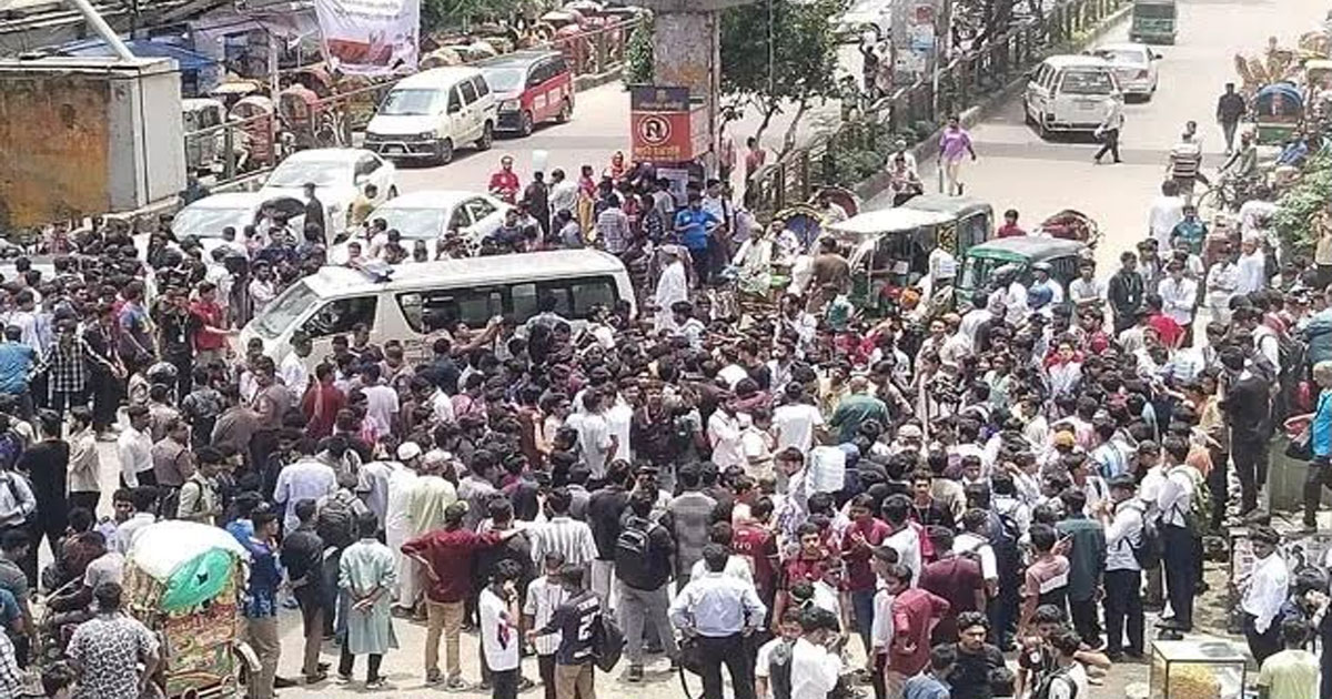 উত্তরায় এইচএসসি পরীক্ষার্থীদের সড়ক অবরোধ, ৩ দফা দাবিতে বিক্ষোভ
