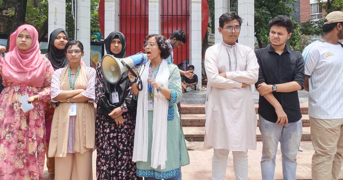 বন্যা-জলাবদ্ধতায় এইচএসসি পরীক্ষা স্থগিতের দাবিতে শিক্ষার্থীদের বিক্ষোভ