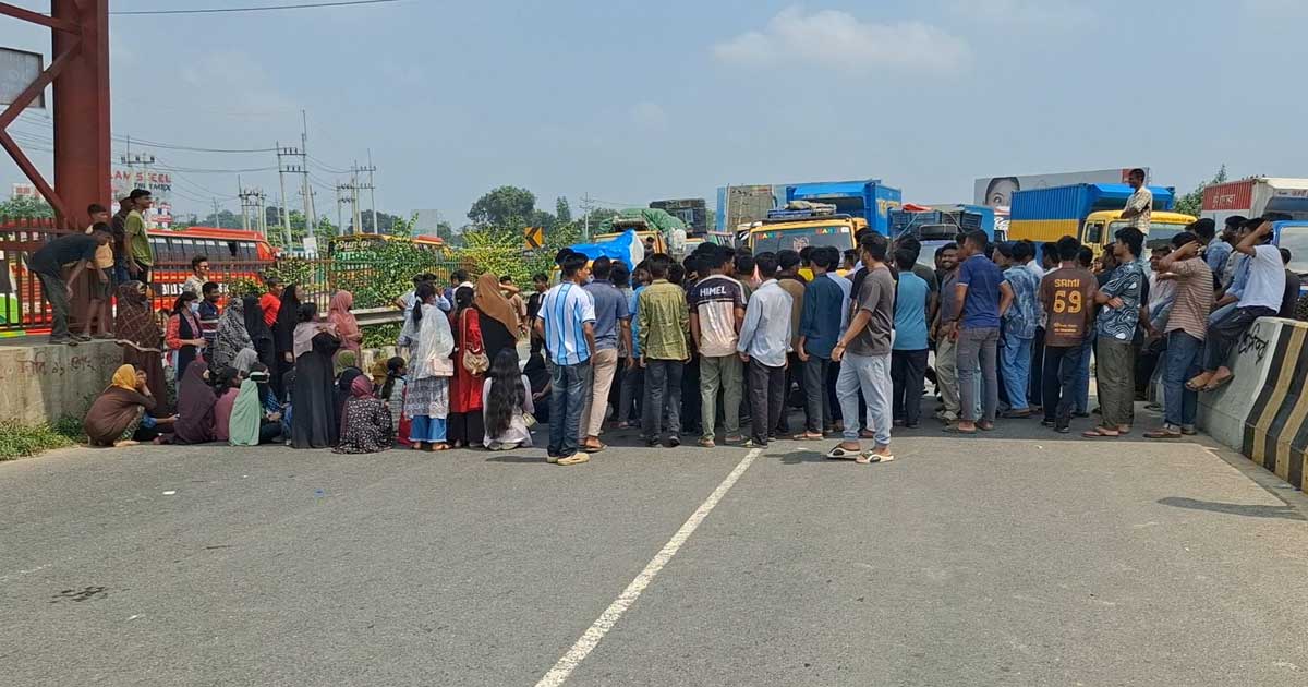 শিক্ষামন্ত্রীর পদত্যাগের দাবিতে এইচএসসি পরীক্ষার্থীদের ঢাকা-টাঙ্গাইল মহাসড়ক অবরোধ