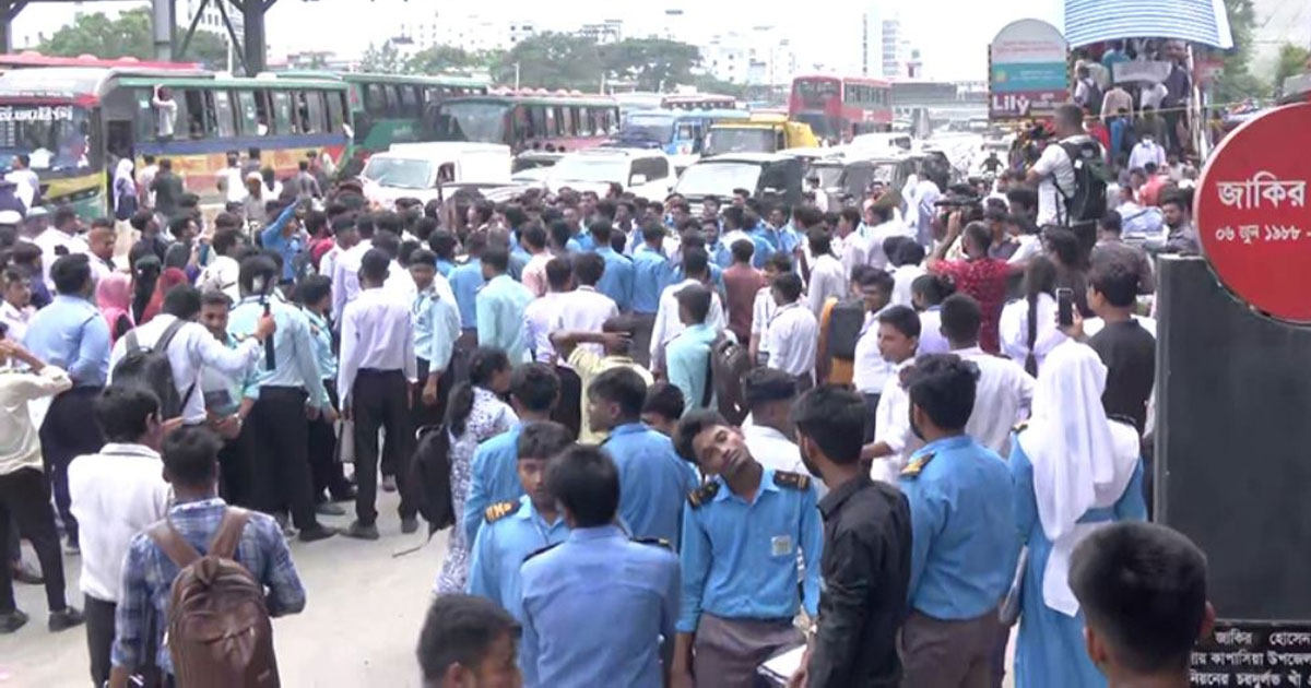 উত্তরায় শিক্ষার্থীদের সড়ক অবরোধ, যান চলাচল বন্ধ