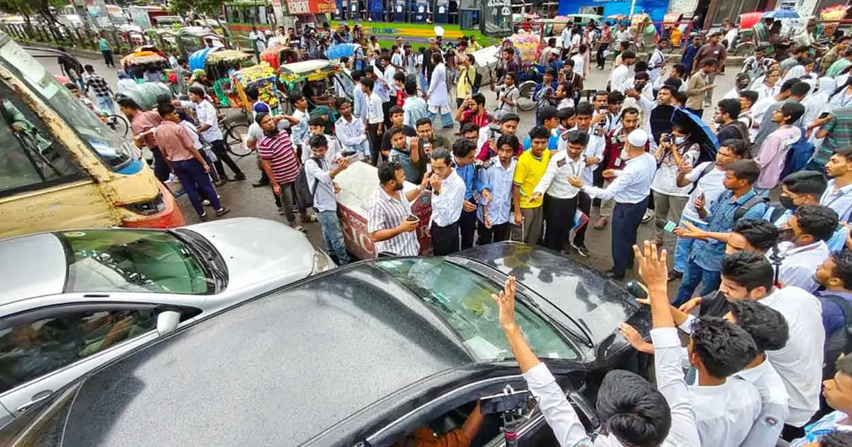 অবরোধে সায়েন্সল্যাবে স্থবির যান চলাচল, দুর্ভোগে সাধারণ মানুষ