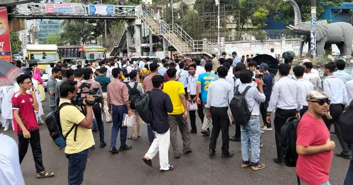 সায়েন্সল্যাব ছেড়ে সচিবালয়ের পথে এইচএসসি পরীক্ষার্থীদের লংমার্চ