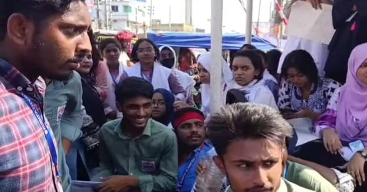 কুষ্টিয়ায় শিক্ষামন্ত্রীর পদত্যাগ দাবিতে শিক্ষার্থীদের বিক্ষোভ