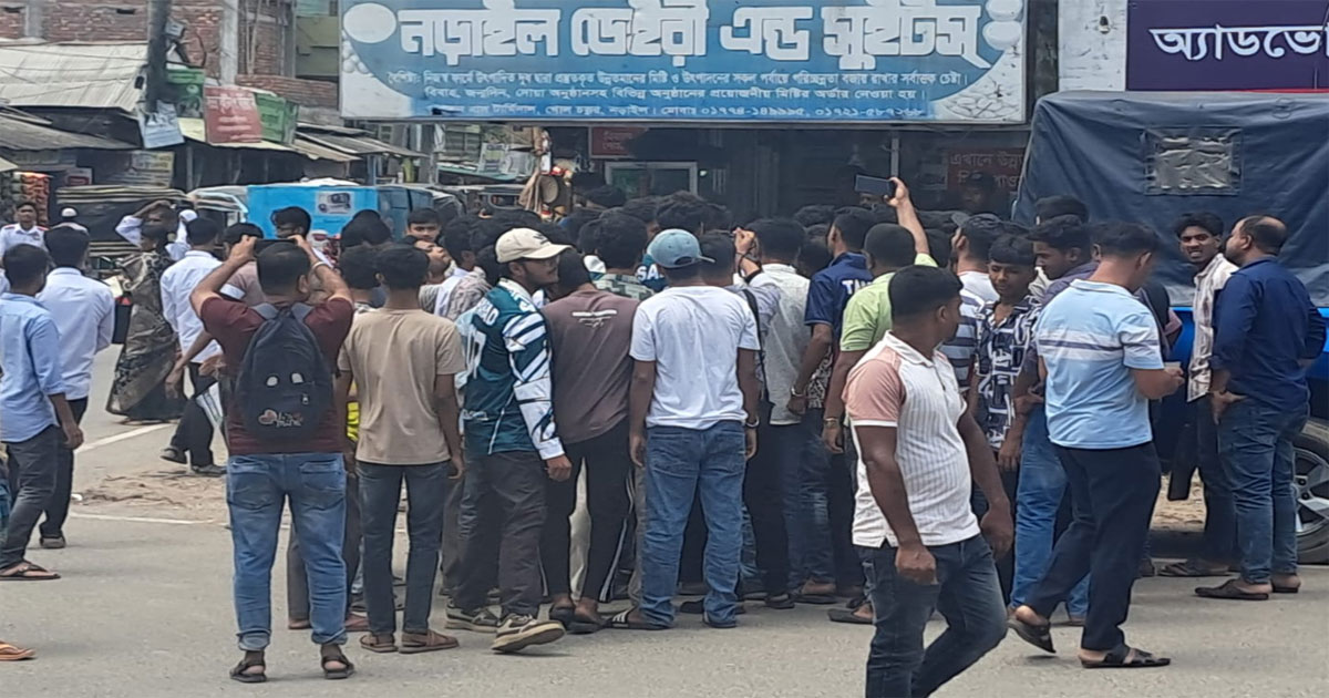 ‘ফার্মের মুরগি’ মন্তব্যের প্রতিবাদে নড়াইলে এইচএসসি পরীক্ষার্থীদের বিক্ষোভ