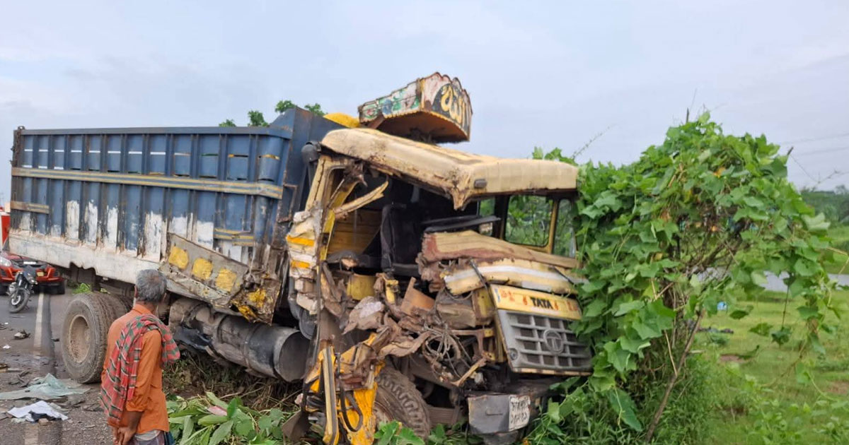 নেত্রকোণায় দুই ট্রাকের সংঘর্ষে চালক নিহত, আহত ২