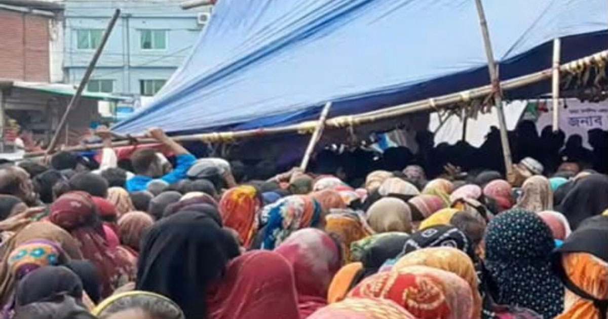 চট্টগ্রামে মঞ্চ ভেঙে পরে  গেলেন অর্থ মন্ত্রী