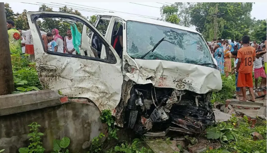 কনে নিয়ে ফেরার পথে মাইক্রোবাস খাদে, নিহত ২