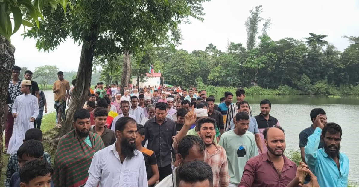 নোয়াখালীতে মৎস্য প্রকল্প দখল ও ৩০ লাখ টাকার মাছ লুটের অভিযোগ, মানববন্ধনে বাধা