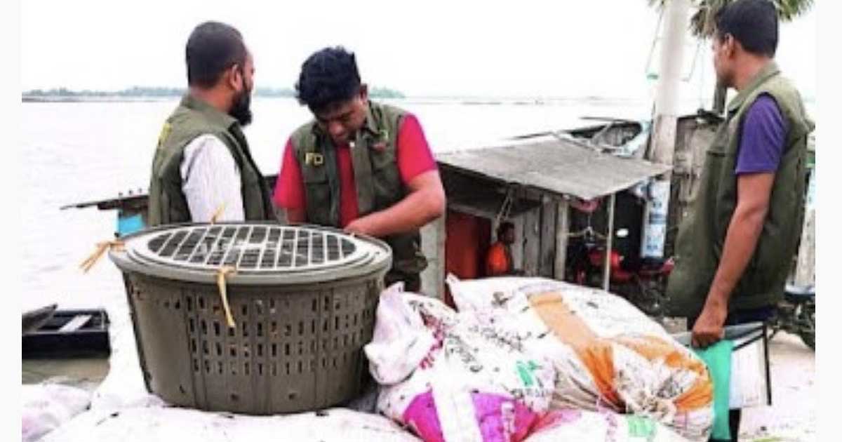 সুন্দরবনে অভিযান চালিয়ে ১৭০ কেজি কাকড়া সহ ৪ টি নৌকা আটক