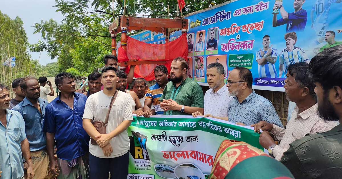 বাঁশখালীর বন্যাদুর্গত ১০০ পরিবারের মাঝে ত্রাণ বিতরণ