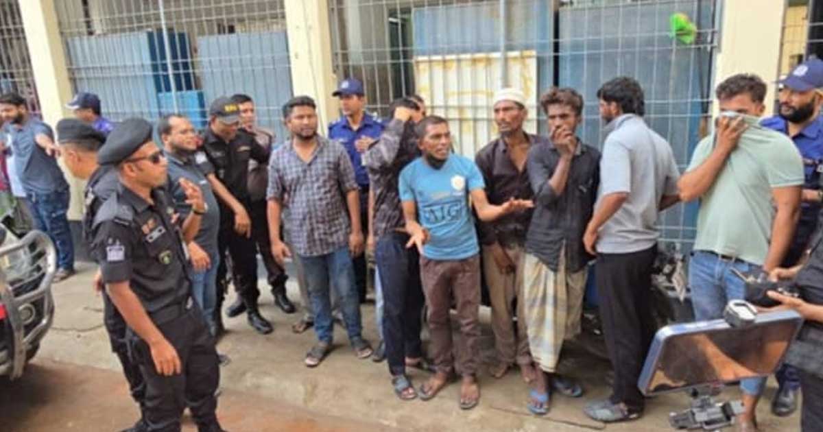 হাসপাতালে যৌথ অভিযান, ২ নারীসহ ১২ দালাল আটক