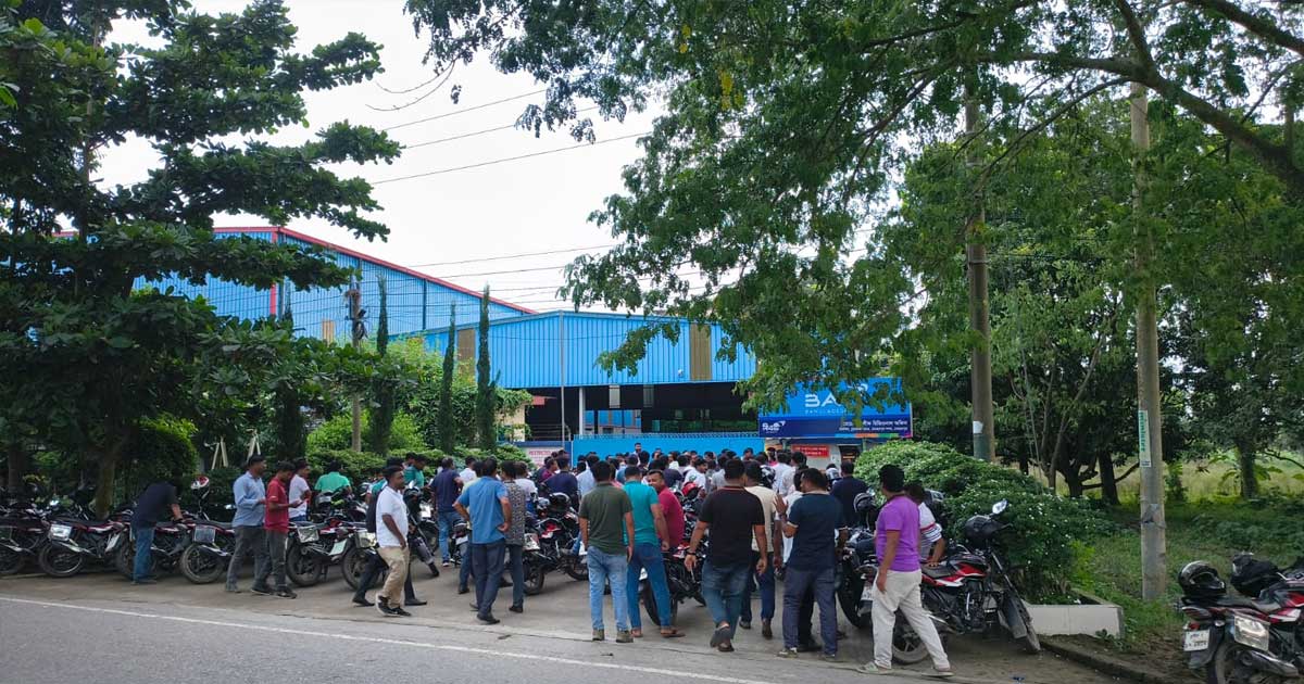ঠিকাদারি প্রথা বাতিলের দাবি: মেহেরপুরে ব্রিটিশ আমেরিকান টোব্যাকোর সামনে মাঠকর্মীদের অবস্থান
