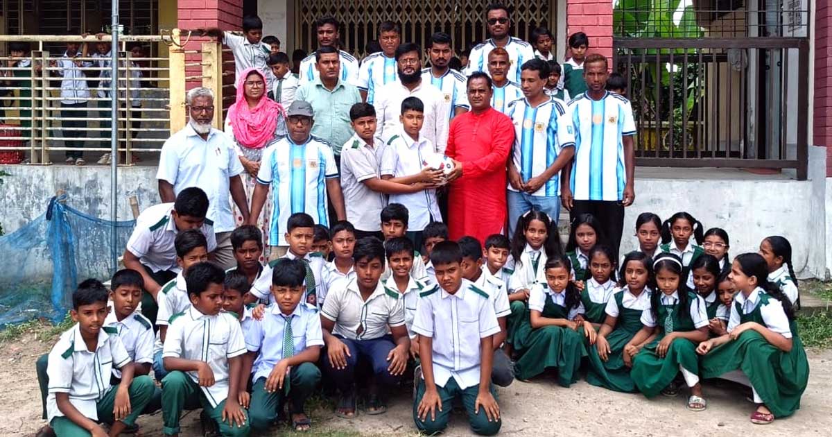 প্রাথমিক বিদ্যালয়ের শিক্ষার্থীদের মাঝে ফুটবল বিতরণ