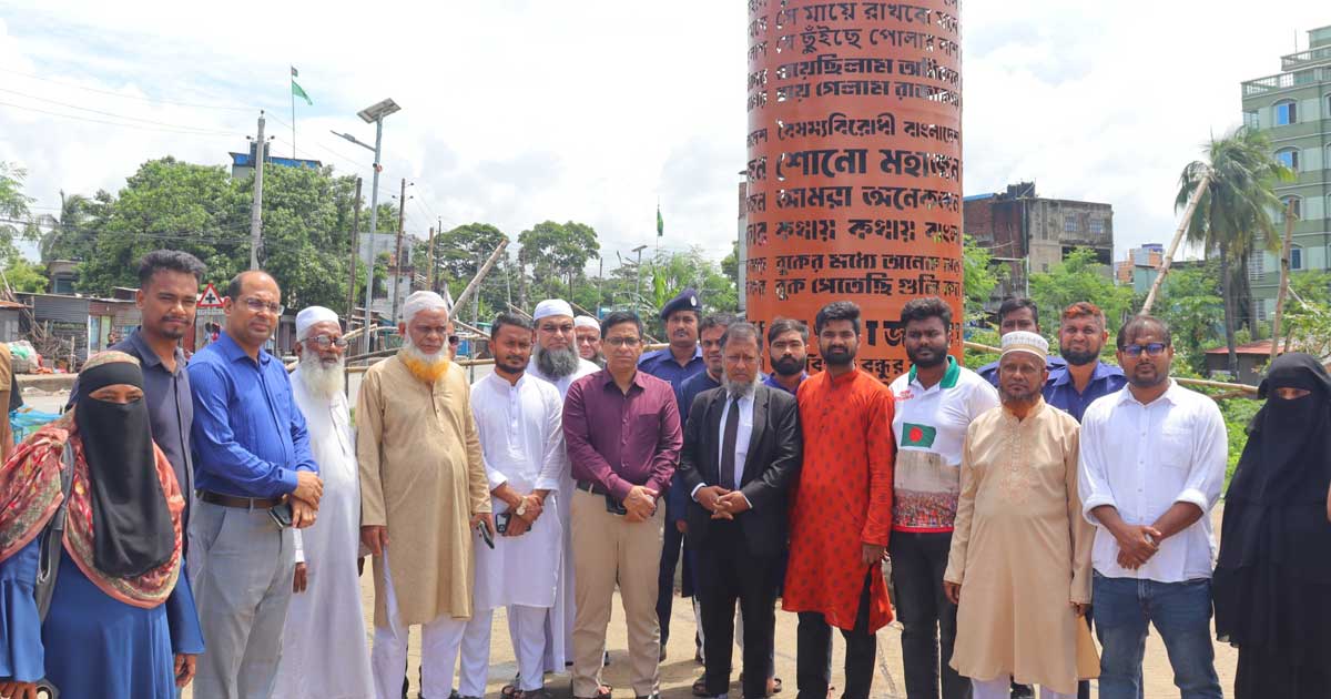 জুলাই স্মৃতি স্তম্ভে আগুন; পরিদর্শনে জেলা প্রশাসক ও শহীদ পরিবার