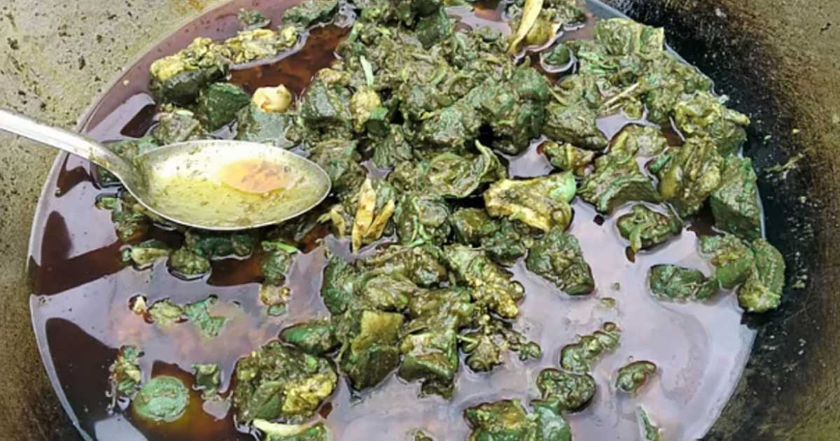 রান্নার সময় গরুর মাংস সবুজ হওয়ায় কড়াই নিয়ে থানায়