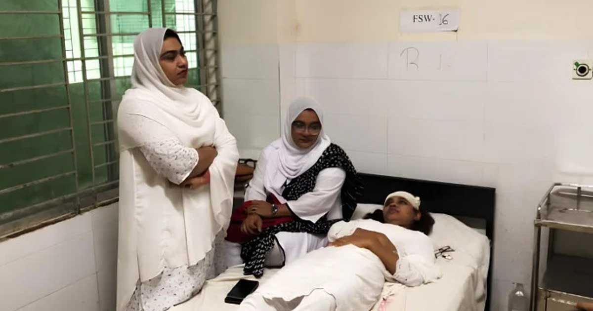 বিচার চলাকালে পেপারওয়েট ছুড়ে নারী আইনজীবীর মাথা ফাটালেন বিচারক