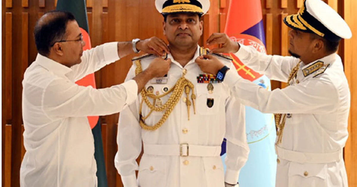 নতুন নৌপ্রধানকে ভাইস অ্যাডমিরাল র‍্যাংক ব্যাজ পরালেন প্রধানমন্ত্রী