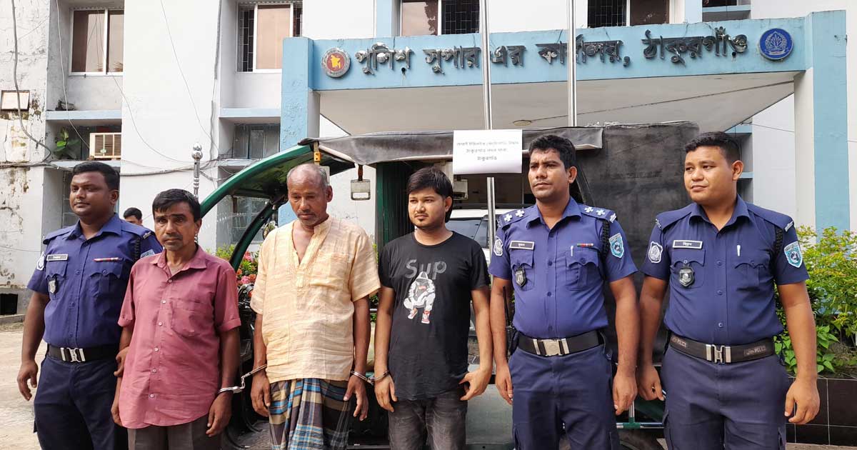 হাসপাতালে অসুস্থ বাবাকে রেখে ফিরতেই গায়েব ইজিবাইক