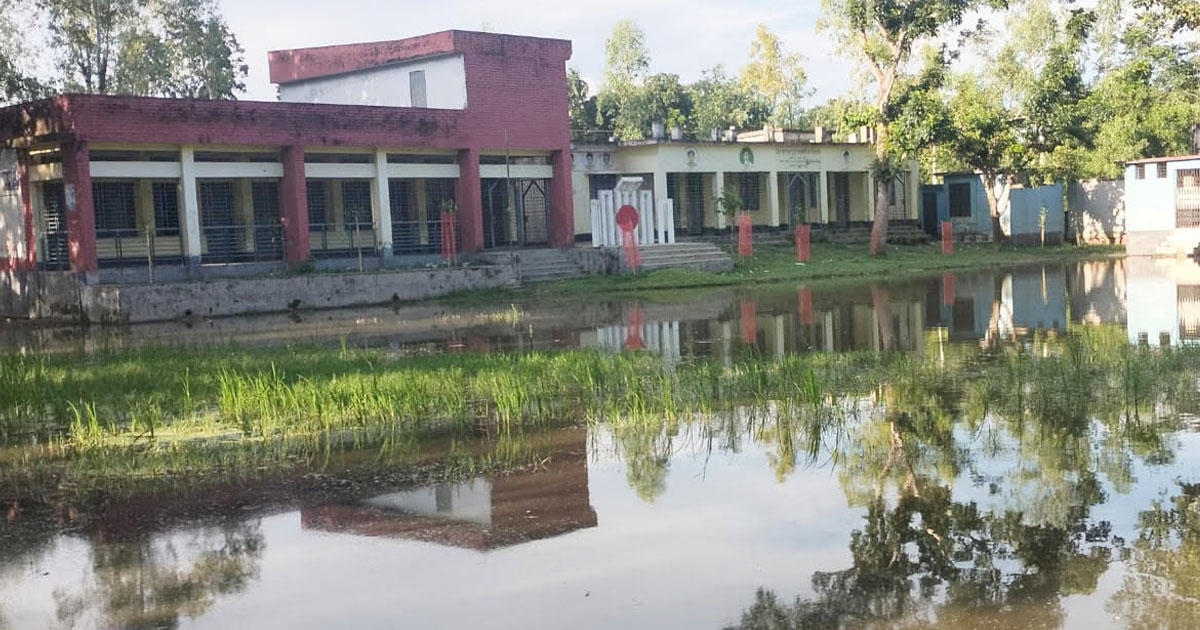 জলাবদ্ধতায় ডুবেছে স্কুল মাঠ, ভোগান্তিতে শিক্ষার্থীরা