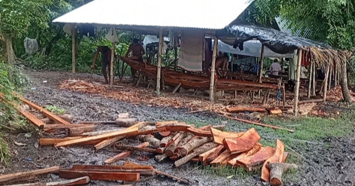 নৌকা তৈরিতে ব্যস্ত নড়াইলের ‘নৌকা গ্রাম’ রামসিদ্ধি