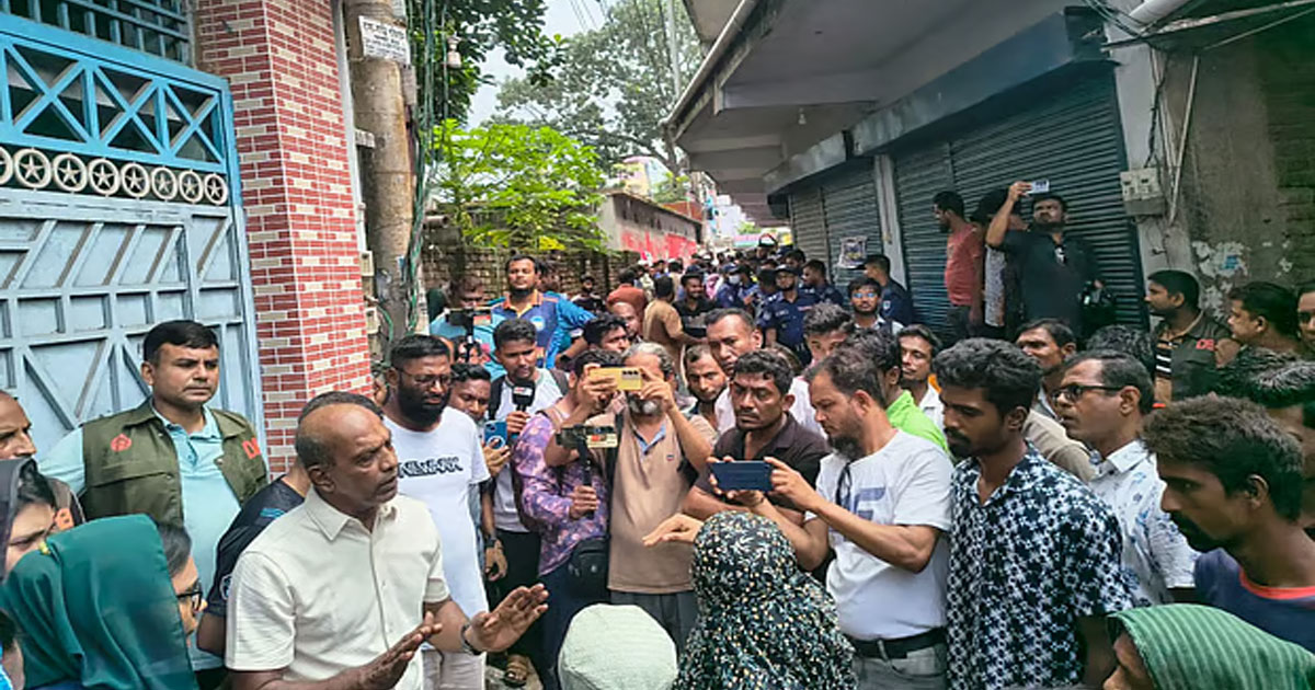 জামায়াতের এমপি ও তার মেয়ে মাদ্রাসায় ঢুকে বিরোধে জড়ান, পরে বাসভবনে এলাকাবাসীর হামলা