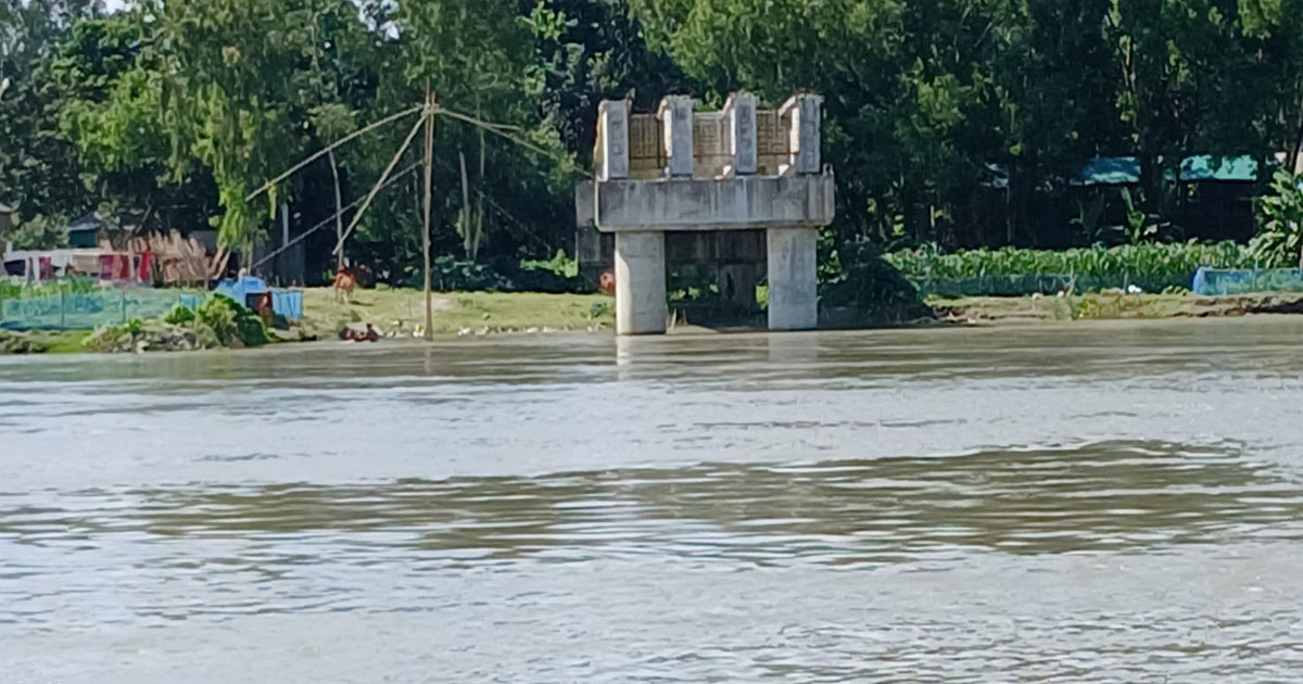 ১০ কোটি টাকা বিল তুলে উধাও ঠিকাদার, তিন পিলারে আটকে আছে সেতু নির্মাণ
