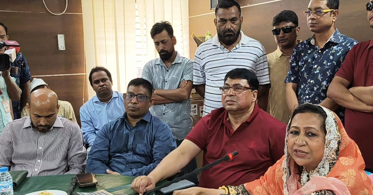 গাইবান্ধা জেনারেল হাসপাতালে জেলা পরিষদের ইসিজি মেশিন হস্তান্তর