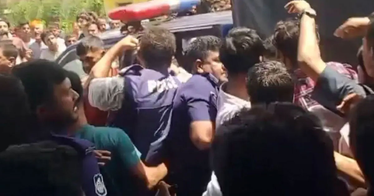 যৌন নির্যাতককে বাঁচাতে গিয়ে ৮ পুলিশ সদস্য আহত