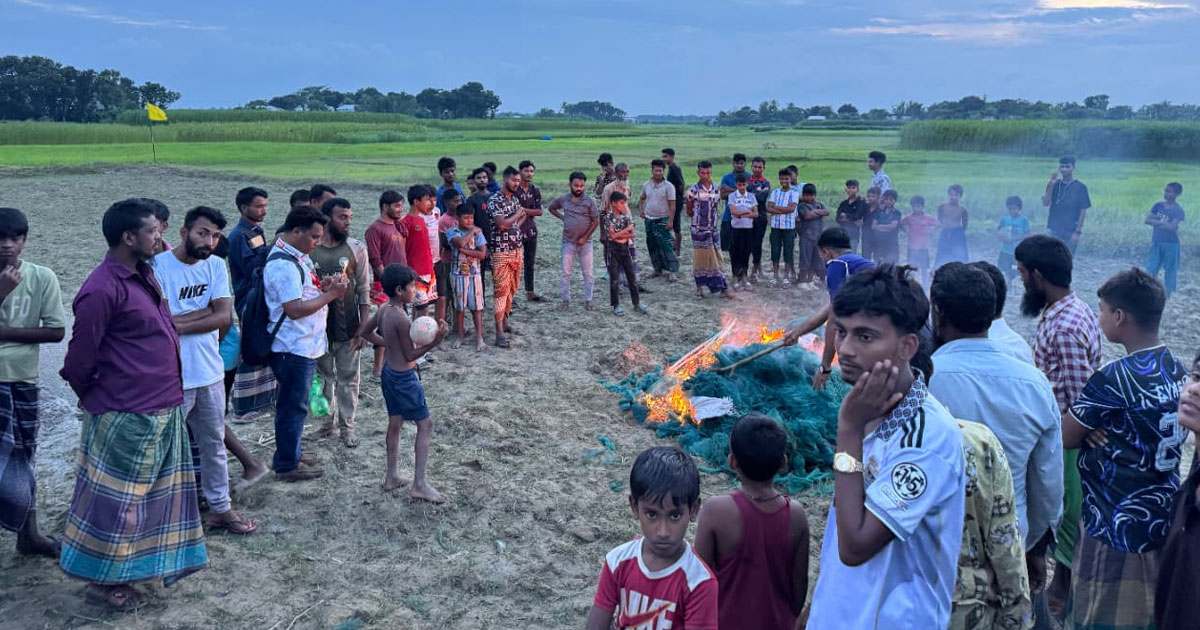 রাজবাড়ীতে অবৈধ চায়না দুয়ারী কারখানায় অভিযান
