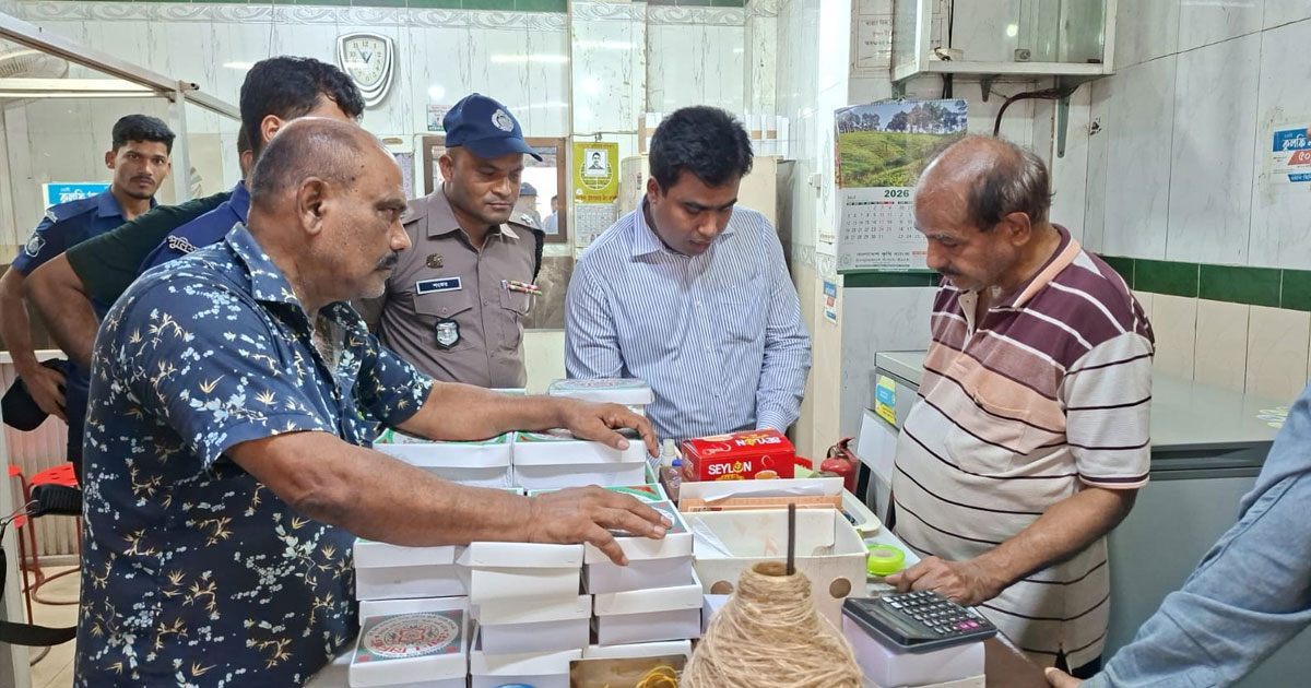 অস্বাস্থ্যকর পরিবেশে খাবার ও লাইসেন্সবিহীন গ্যাস সিলিন্ডার মজুত, দুই প্রতিষ্ঠানকে জরিমানা