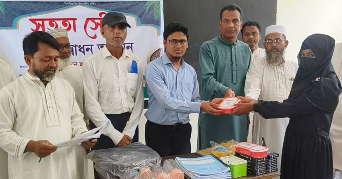 মুক্তিনগর দাখিল মাদ্রাসায় শিক্ষা উপকরণ বিতরণ