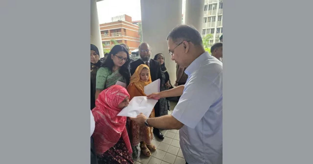বিশেষ চাহিদাসম্পন্ন ৩ জনকে নিয়োগপত্র তুলে দিলেন প্রধানমন্ত্রী