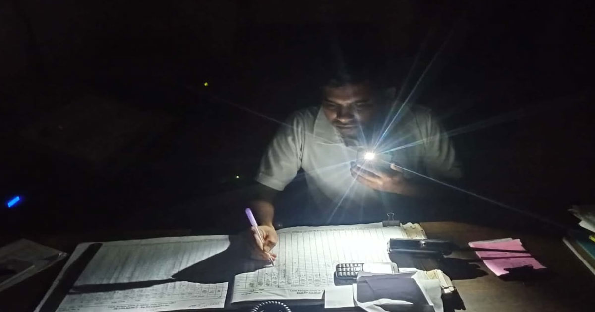 বিদ্যুৎহীন রাজবাড়ী রেলস্টেশনের শেষ ভরসা মোবাইলের আলো