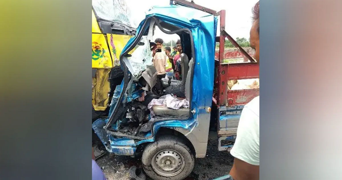 বগুড়ায় দুই ট্রাকের মুখোমুখি সংঘর্ষে চালকসহ নিহত ৪