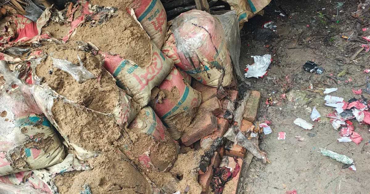 বরিশালে বোমা সদৃশ বস্তু বিস্ফোরণে একই পরিবারের ৩ জন দগ্ধ