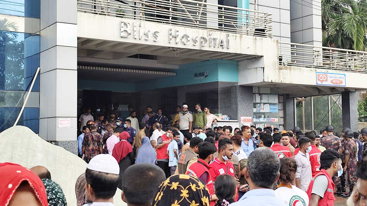 সাতক্ষীরার ব্লিস হাসপাতালে ভয়াবহ অগ্নিকাণ্ড