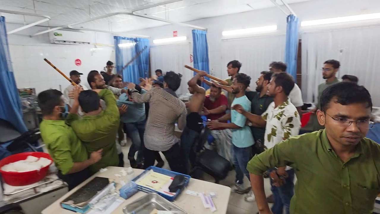 হাসপাতালের জরুরি বিভাগে শিবির ও ছাত্রশক্তির নেতাদের ওপর হামলা