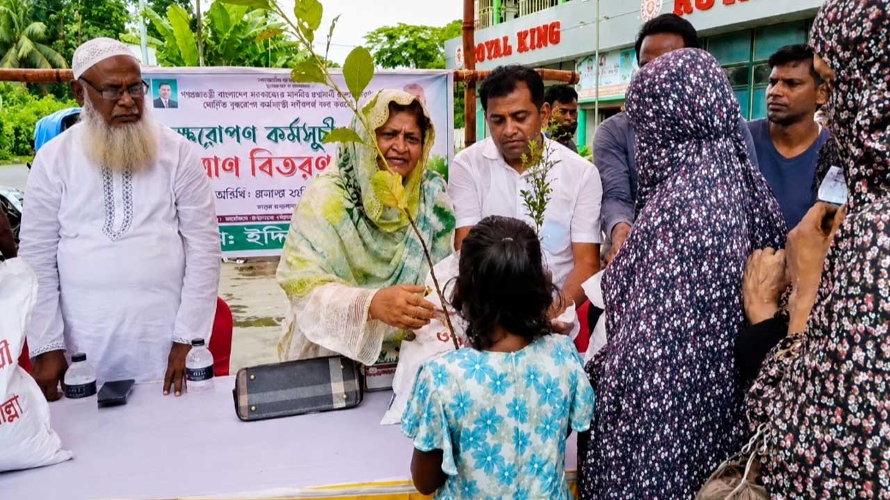 শরীয়তপুরে যুবদল নেতা ইদ্রিস মোল্লার উদ্যোগে ত্রাণ ও বৃক্ষের চারা বিতরণ