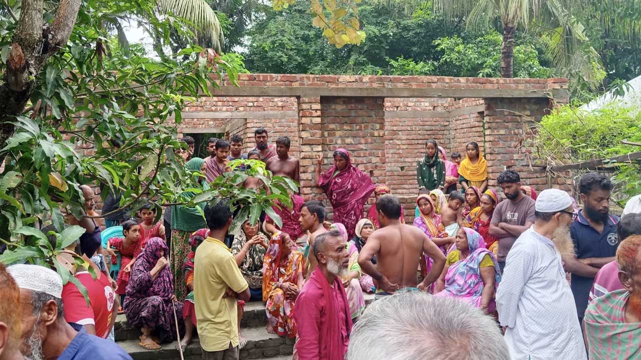 কচুয়ায় ঘরের ছিটকানি আটকে ট্রিপল মার্ডার: মা, ছেলে ও নানির লাশ উদ্ধার