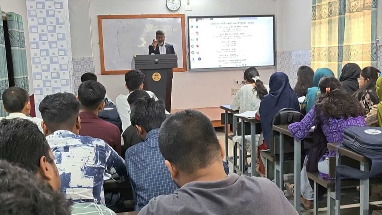 নওগাঁ বিশ্ববিদ্যালয়ে ক্লাস নিলেন এমপি ফজলে হুদা বাবুল