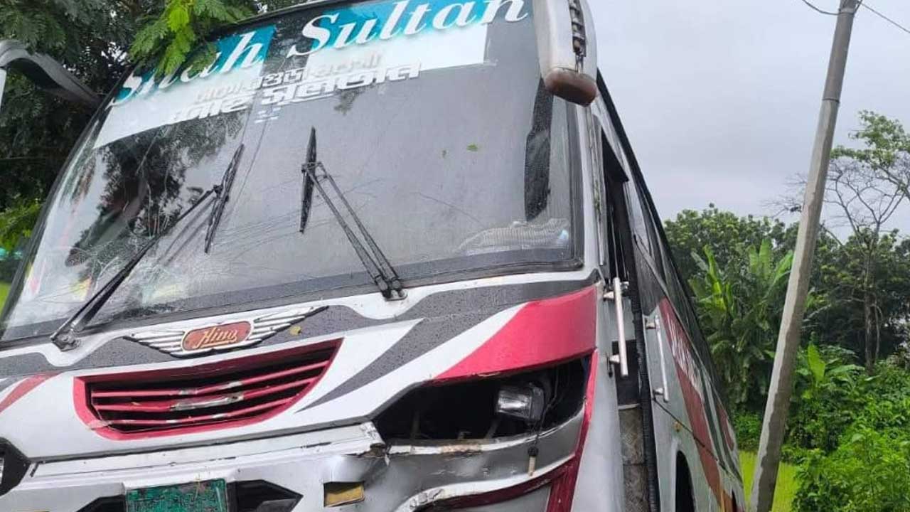 বগুড়ায় সড়ক দুর্ঘটনায় ২, ট্রেনে কাটা পড়ে নিহত ১