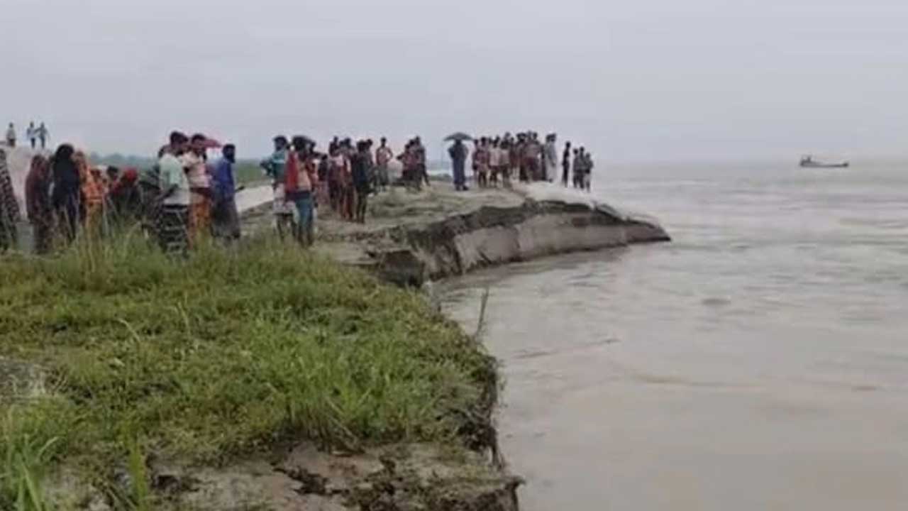 কুষ্টিয়া দৌলতপুরে পদ্মার পাড় ধসে ২ শিশু নদীতে, নিখোঁজ ১