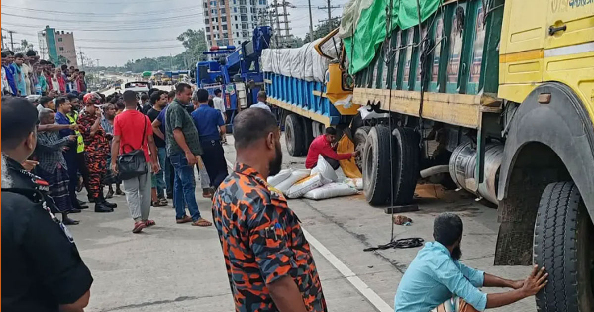 দাঁড়িয়ে থাকা ট্রাকে আরেক ট্রাকের ধাক্কা, বাবা-ছেলেসহ নিহত ৩