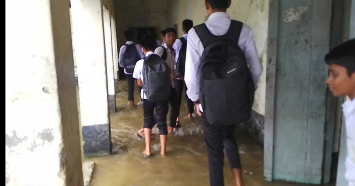 দৌলতপুরে আল্লারদর্গা মাধ্যমিক বিদ্যালয়ের শ্রেণিকক্ষ জলমগ্ন, দুর্ভোগে শিক্ষক-শিক্ষার্থীরা
